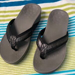 Vionic  High Tide Thong Sandal Size 6